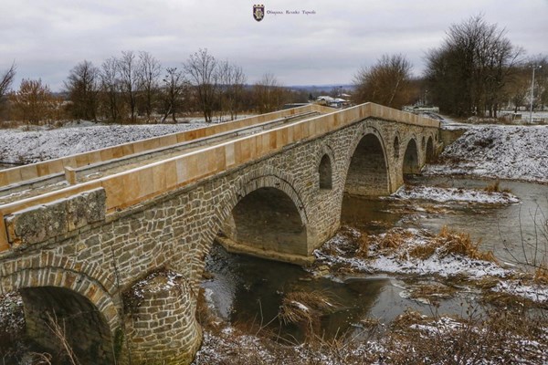 Неистевстен майстор издига мост над река Белица Мост който и