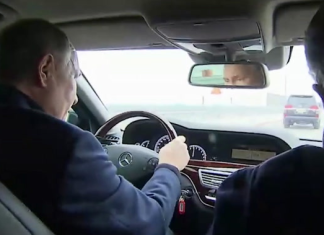 Путин сам шофира мерцедеса по Кримския мост (Стопкадър)