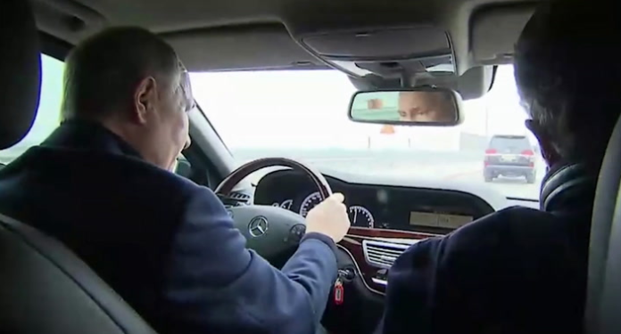 Путин сам шофира мерцедеса по Кримския мост (Стопкадър)
