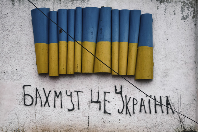 Украинските сили изглежда се изтеглят частично в източен Бахмут но