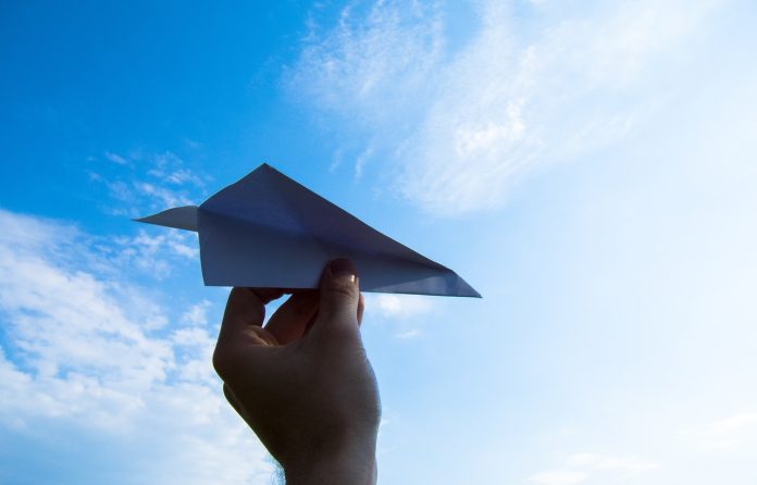 бъдеще, хартиено самолетче