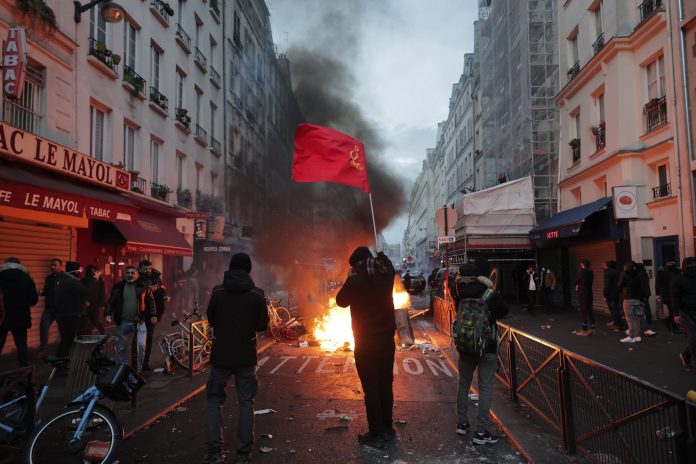 Протести в Париж