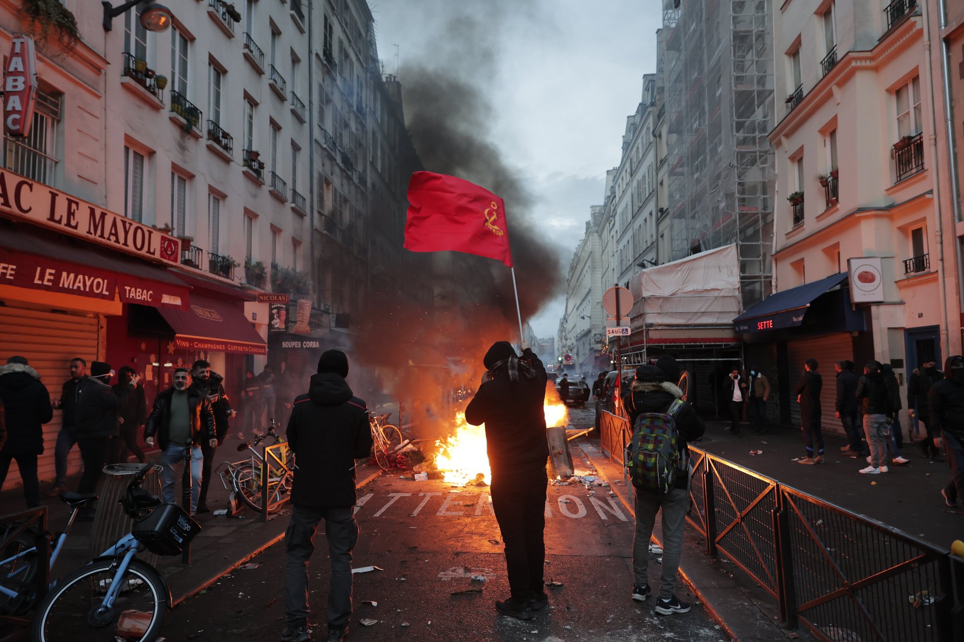 Снимка: БТАПротести избухнаха в Париж в квартала, в който вчера