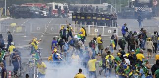 Привърженици на Болсонаро влизат днес в сблъсъци с полицията пред президентския Дворец "Планалто"