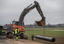 Аварийни екипи работят по отстраняването на щетите по взривения газопровод при град Пасвалис, Северна Литва.