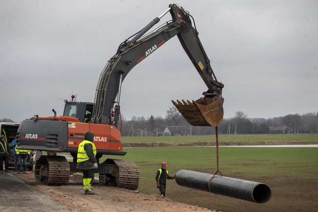 Аварийни екипи работят по отстраняването на щетите по взривения газопровод при град Пасвалис, Северна Литва.