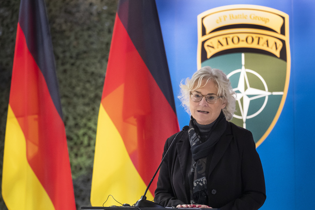 Министърът на отбраната на Германия Кристине Ламбрехт подаде оставка Тя