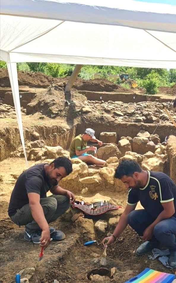 Румен и Росен на археологически разкопки