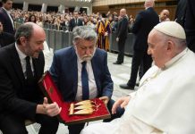 Вежди Рашидов поднася подаръка на папата