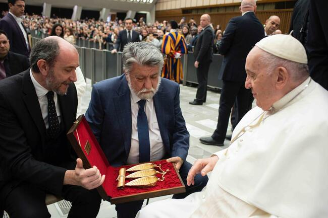 Вежди Рашидов поднася подаръка на папата Снимка Народно събраниеКопие на