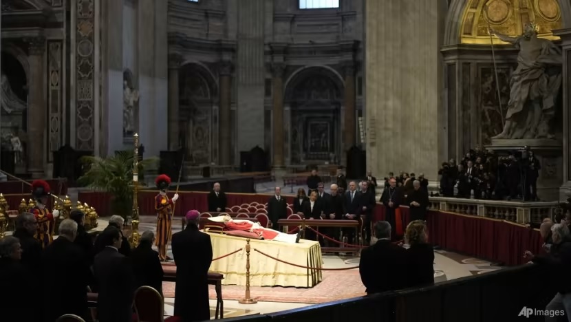 Тялото на покойния почетен папа Бенедикт XVI е положено в