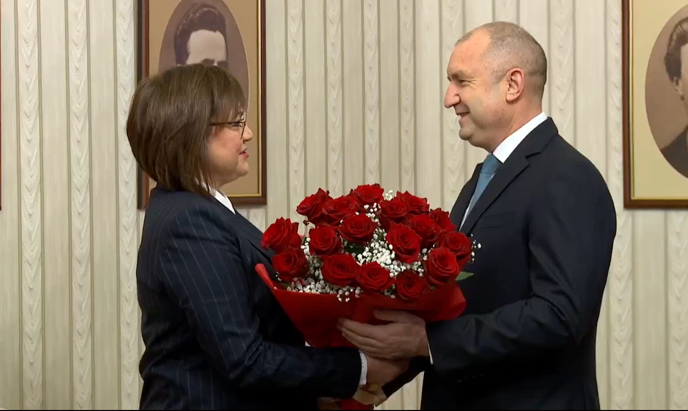 На снимката: Корнелия Нинова и Румен РадевС букет червени рози