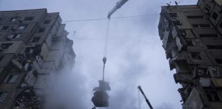 Ударената от руска ракета жилищна сграда в Днепър