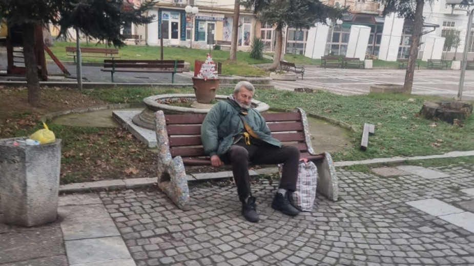 Мъжът спи по пейките Снимка БНР63 годишен спи от седмица на