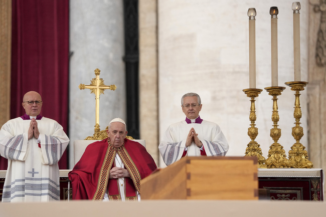 Папа Франциск води заупокойната литургия снимка БТАВ три ковчега бе