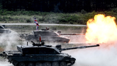 Британски танкове. Снимка ЕПА/БГНЕСВ първите години на 21-ви век военните