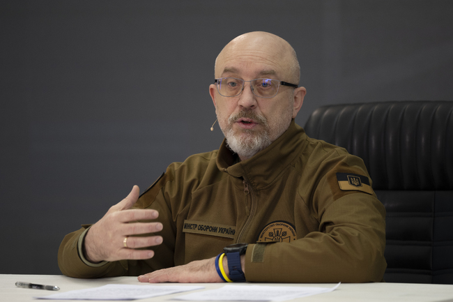 Украинският министър на отбраната Олексий Резников говори на пресконференция в