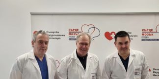 Проф. Карел (в средата) с българските си колеги от плевенската болница