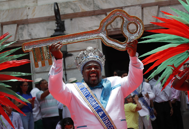 Кралят на карнавала в Рио де Жанейро с ключа за града