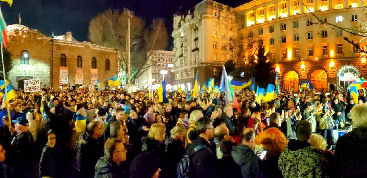 Хиляди граждани изразиха подкрепата си за Украйна в центъра на