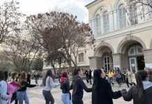 Учениците и тяхната класна на хоро пред Хуманитарната гимназия в Пловдив Снимка: Фокус