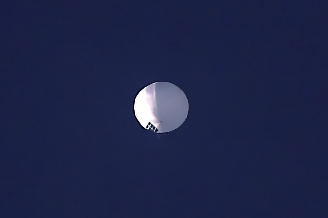 Снимка БТАВ петък огромен китайски балон на голяма височина прелетя