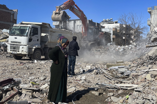 Продължава разчистването на развалините в ТурцияНово земетресение с магнитуд 5