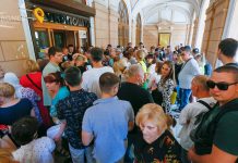 Киевчани чакат пред пощата, за да си купят марката