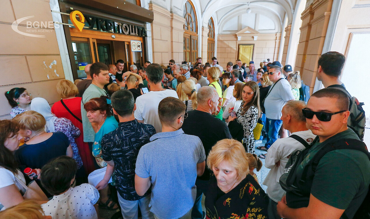 Киевчани чакат пред пощата за да си купят марката Снимка