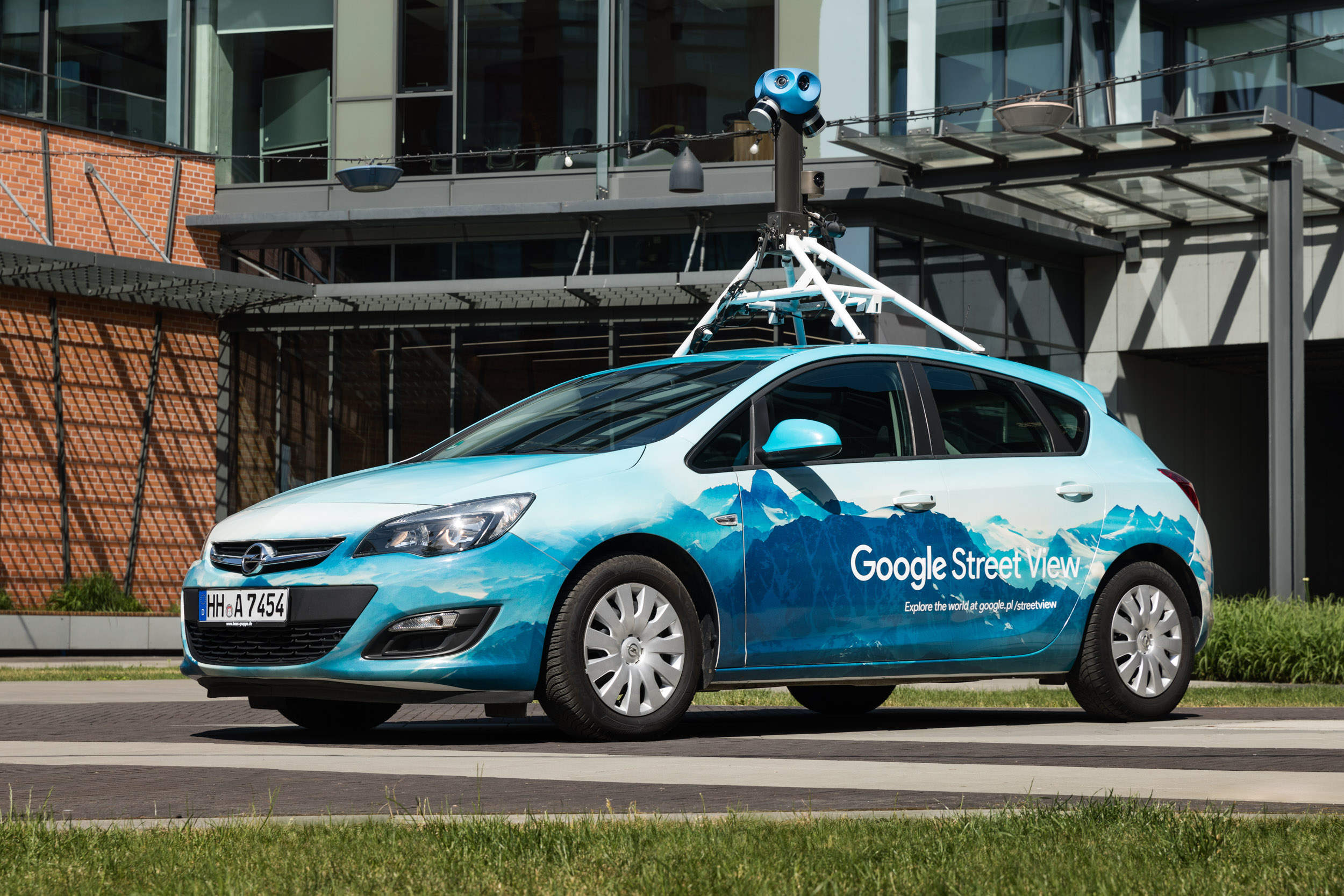 Автомобилите на Google Street View отново търгват по пътищата на