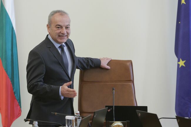 Неуморен е новият стар служебен премиер Гълъб Донев. Министрите в