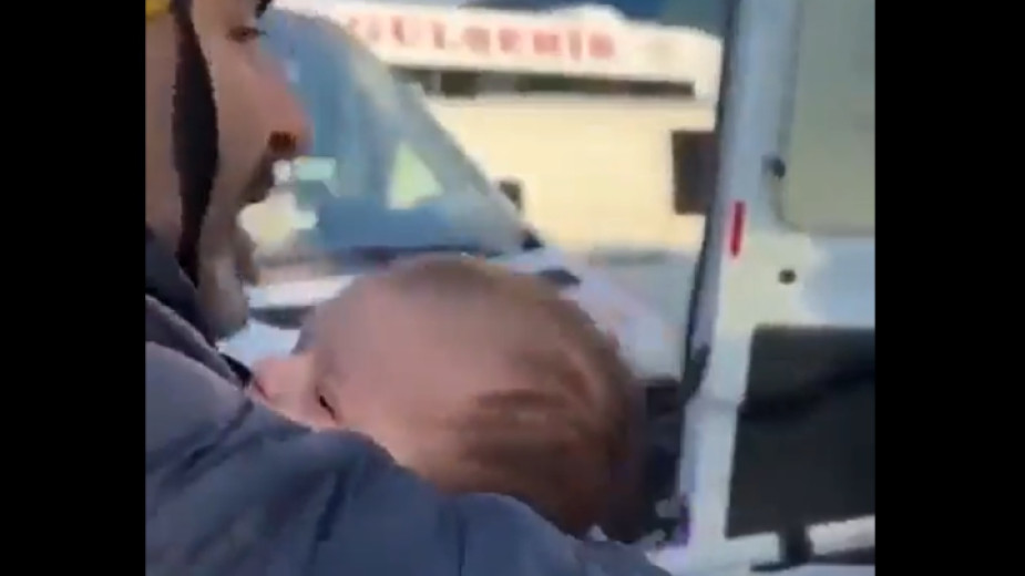 Спасеното бебе в ТурцияЖивотът продължава въпреки огромната трагедия. Това показват