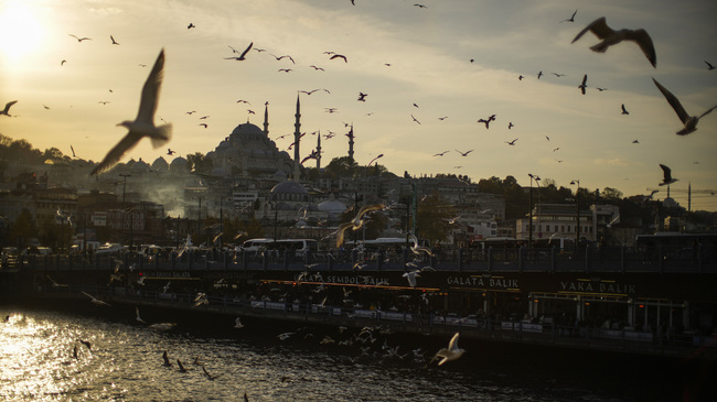 Снимка: Цунами удря Истанбул при земетресение от 7,5 в Мраморно море