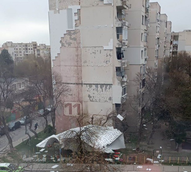 Мощна буря в Пловдив причини значителни материални щети. Ураганният вятър