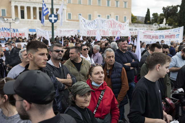 Хиляди хора протестират отново днес в Гърция след най смъртоносната влакова