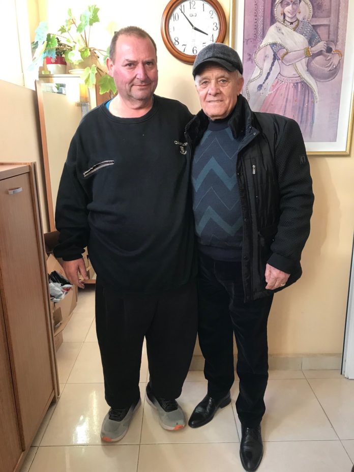 Гарабитов (вдясно) с Димчо от Първомай, който свалил 156 кг