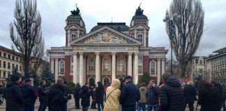 Протестиращи се събраха пред Народния театър в подкрепа на Александър Морфов