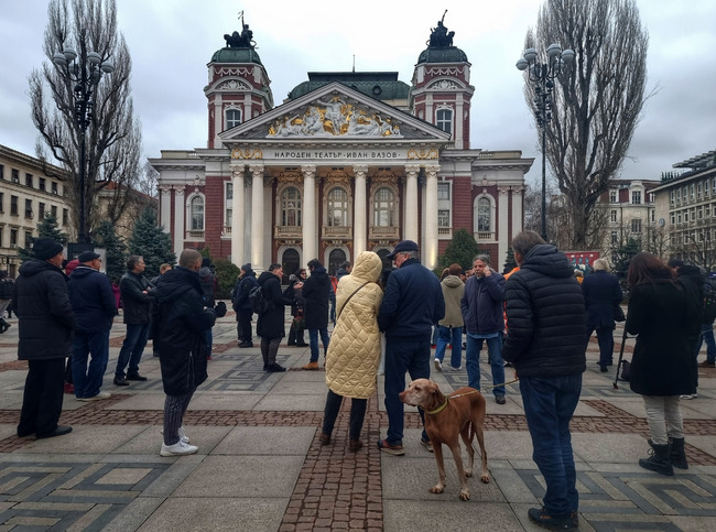 Протестиращи се събраха пред Народния театър Иван Вазов в подкрепа