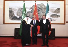 Представители на Саудитска Арабия, Китай и Иран по време на срещата в Пекин, 11 март 2023 г.