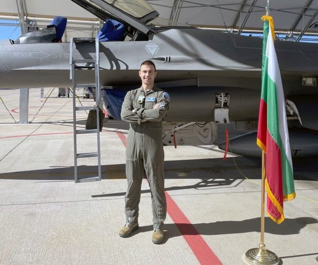 Втори български пилот завърши курса за усвояване на самолет F