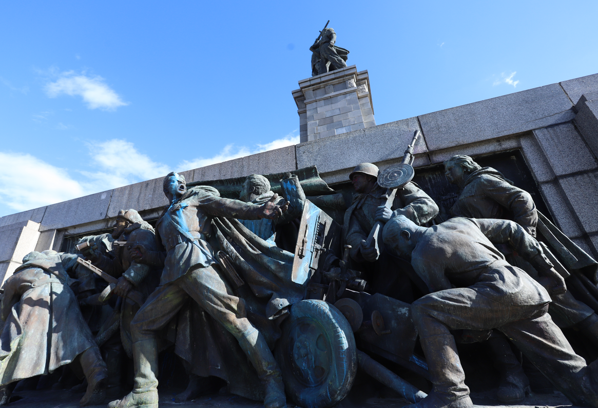Паметникът на Съветската армия е опасен. За това алармира  историкът