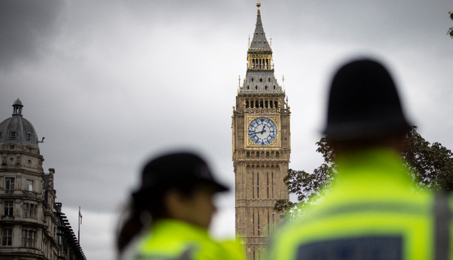 В полицейските участъци в Лондон цари атмосфера на расизъм хомофобия