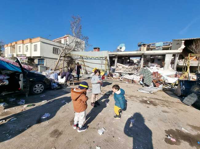 Общо 1718 деца засегнати от земетресенията в Турция на 6