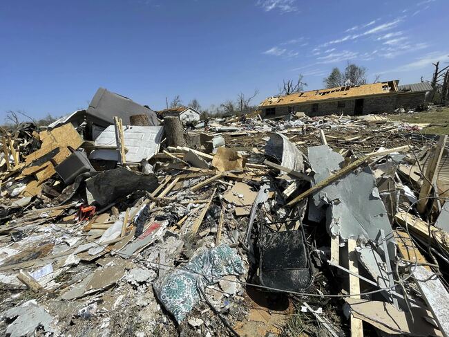 Спасителните екипи продължават да претърсват стотици разрушени домове и сгради,