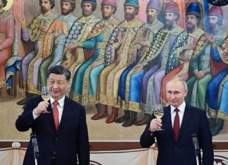 Си Цзинпин и Владимир Путин вдигат тост на вечеря в Кремъл.