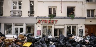 Грамади от боклук в Париж