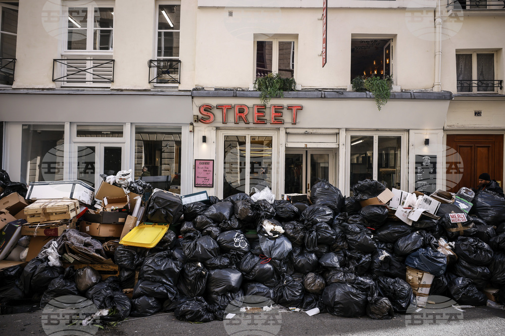Необичайни гледки в Париж – улиците са буквално задръстени от