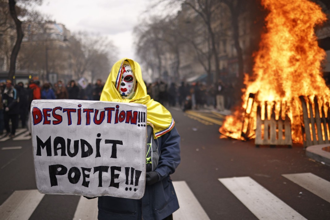 Стотици хиляди французи са на улицата усилвайки протеста срещу пенсионната