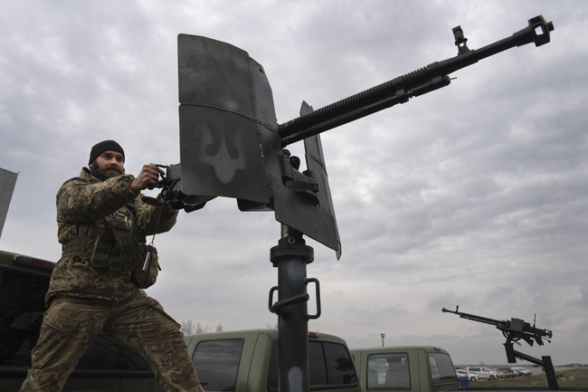 Украинските войници водещи боеве край източния град Бахмут в Донецка