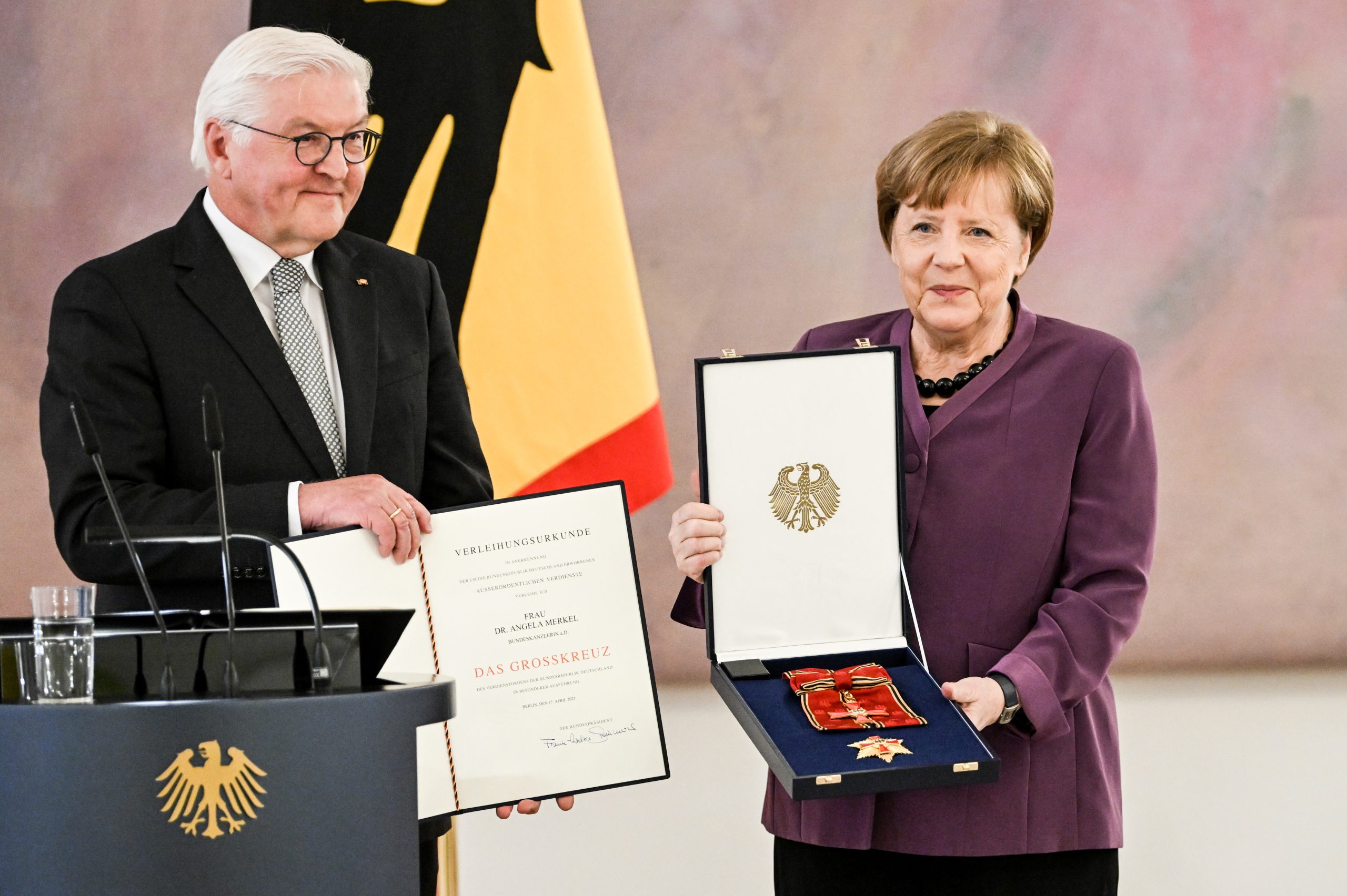 Ангела Меркел получи най високото германско отличие Бившият канцлер на